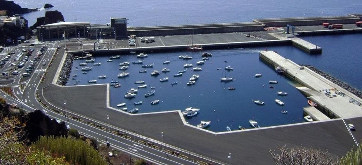 Panorámica del puerto y la marina de El Hierro.