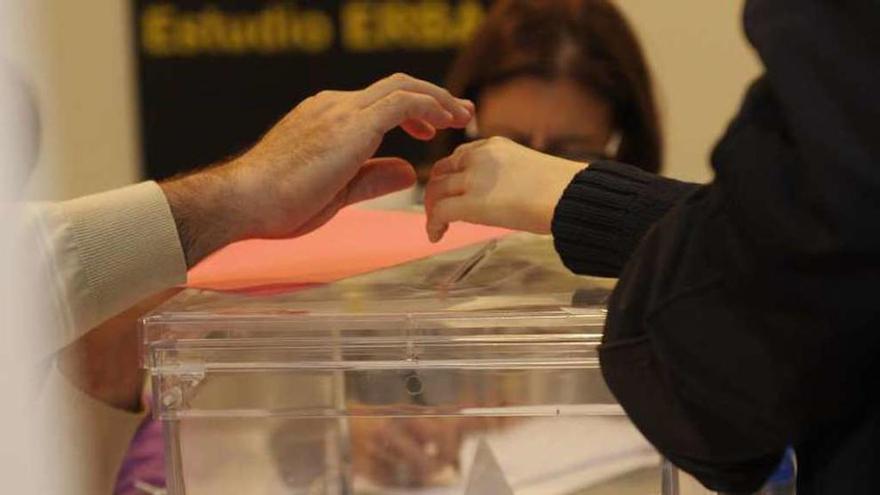 Una joven, ejerciendo su derecho al voto. // 13Fotos