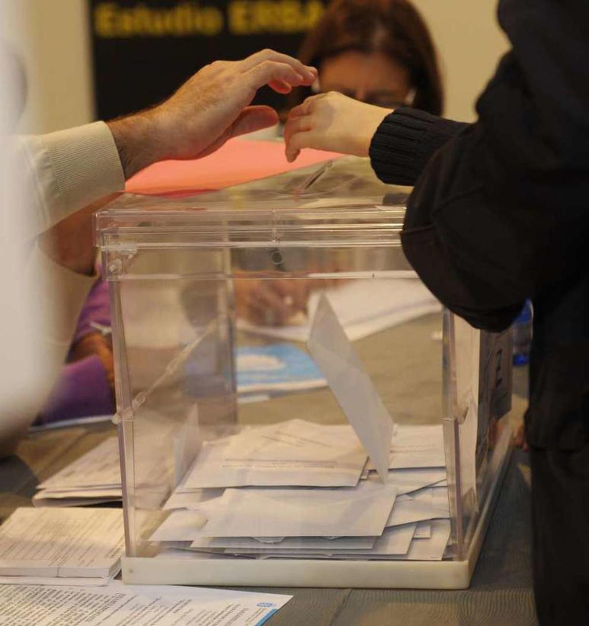 Una joven, ejerciendo su derecho al voto. // 13Fotos