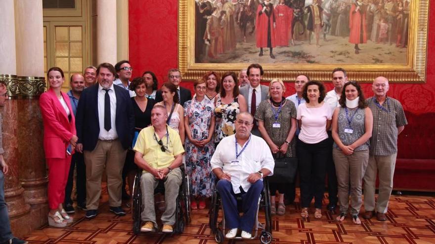 Los diputados y CERMI Balears celebran la aprobación de la ley.