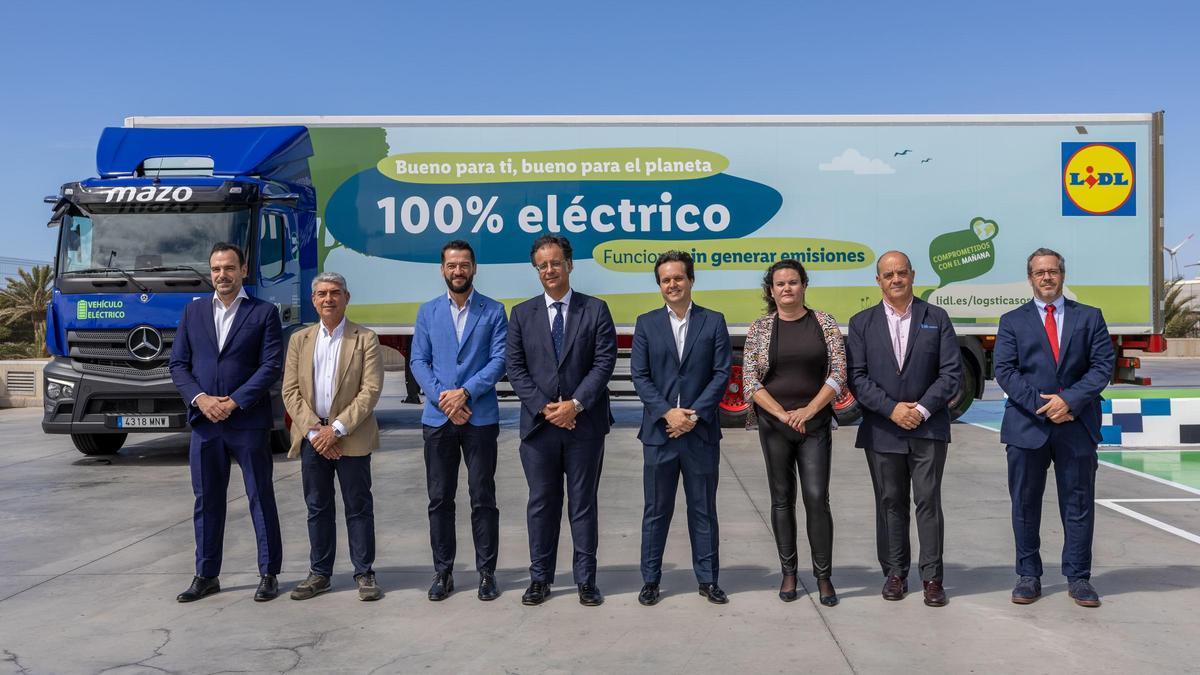 Representantes de las empresas y políticos, ente el caminón eléctrico de Lidl.