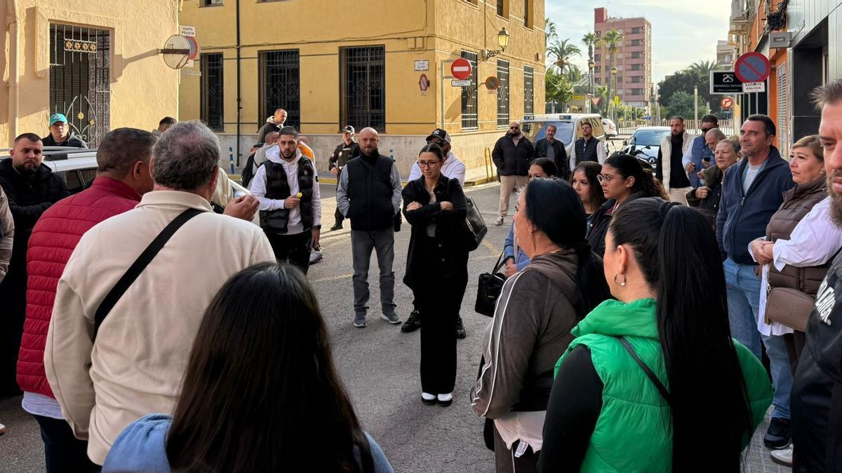Concentración frente a la residencia de Fernando y Dolores.