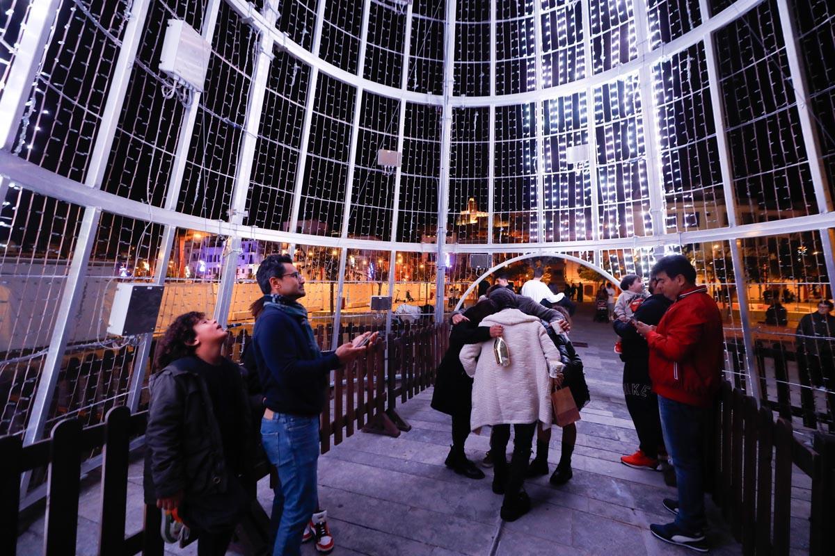 Galería: Juegos y risas en el túnel de luces del puerto de Ibiza