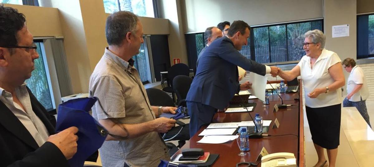 La entrega de diplomas en la UNED de Elche