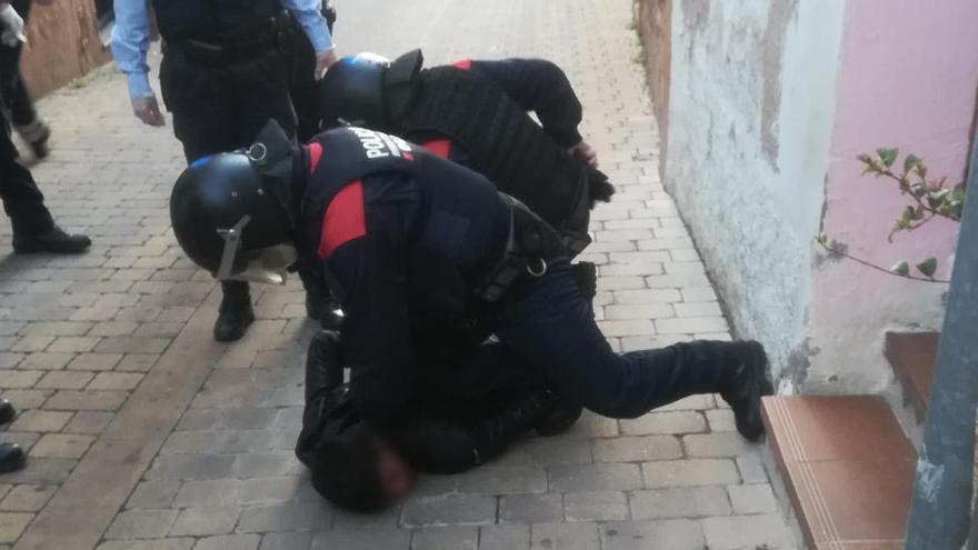 Moment en què els Mossos d&#039;Esquadra redueixen al veí