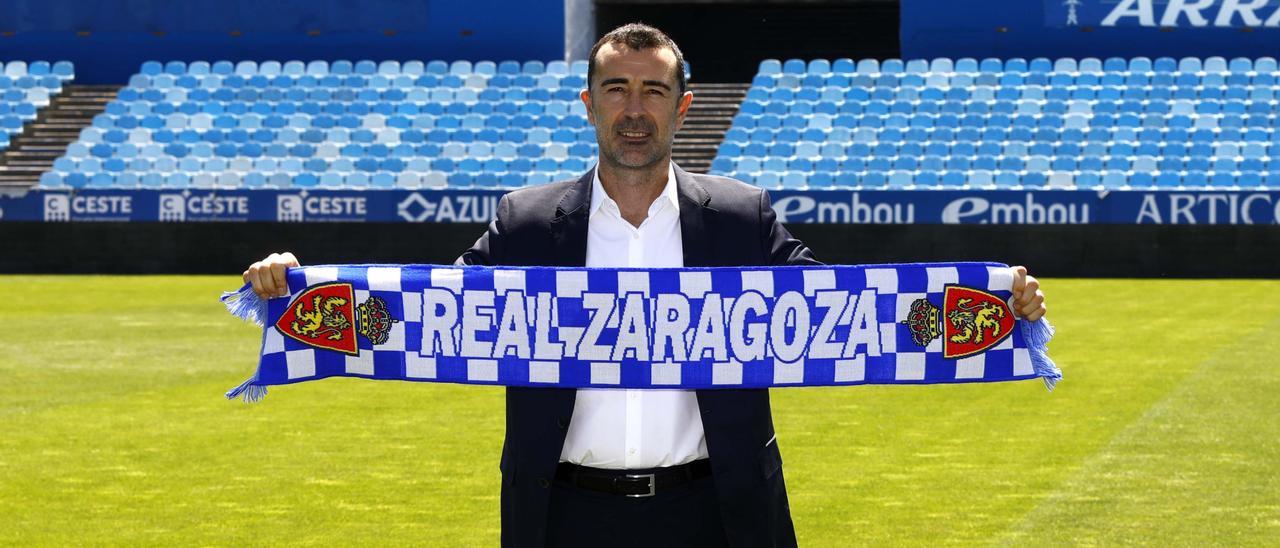 Juan Carlos Carcedo, con una bufanda del Real Zaragoza, el día de su presentación.