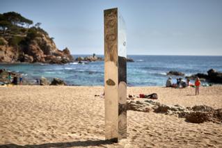 Aparece en una playa de la Costa Brava un monolito metálico