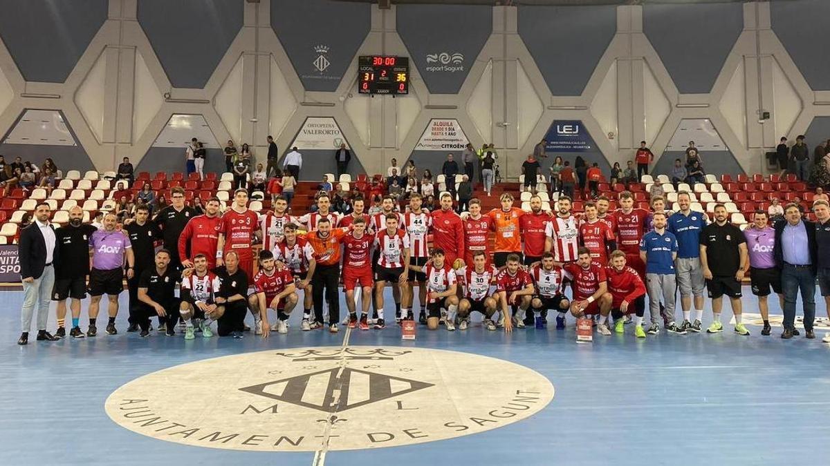 Foto de grupo con los jugadores del Fertiberia y del Bietigheim alemán