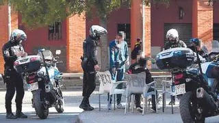 Detenido por asestar varias puñaladas a un vecino en la terraza de un bar en Las Moreras