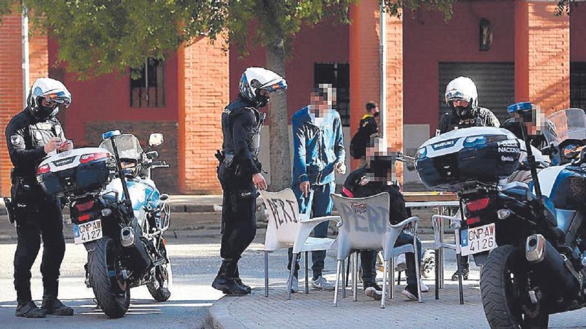 La Policía identifica a un grupo de personas en la calle en el barrio de Las Moreras, en una imagen de archivo