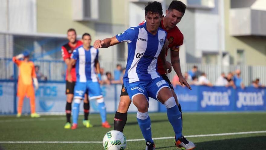 Fullana controla el balón ante la presión de un jugador del Mallorca B este pasado sábado.