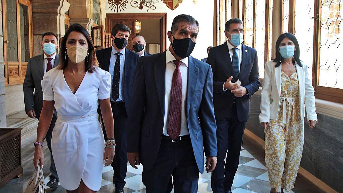 El presidente del TSJA, Lorenzo del Río (c.), con la presidenta del Parlamento andaluz, Marta Bosquet, y autoridades.