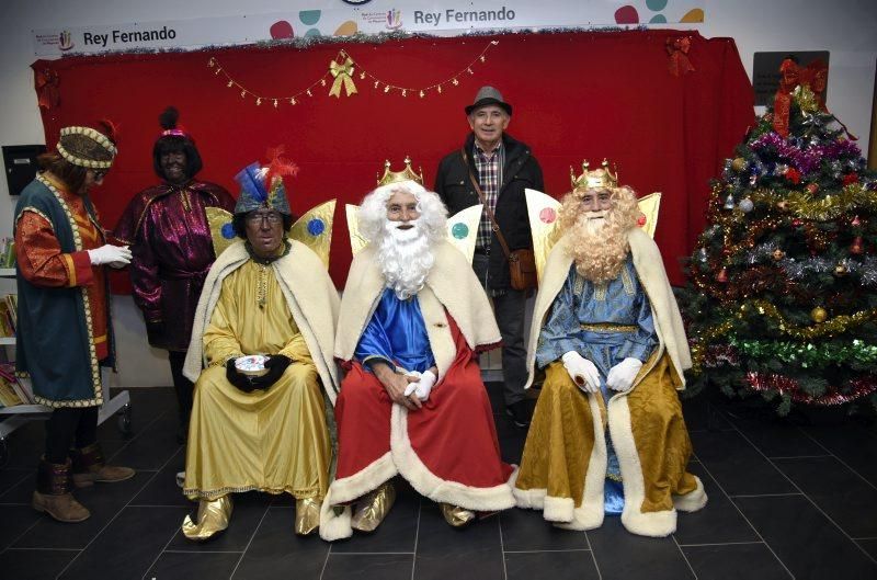 Los Reyes Magos visitan el centro de mayores Rey Fernando