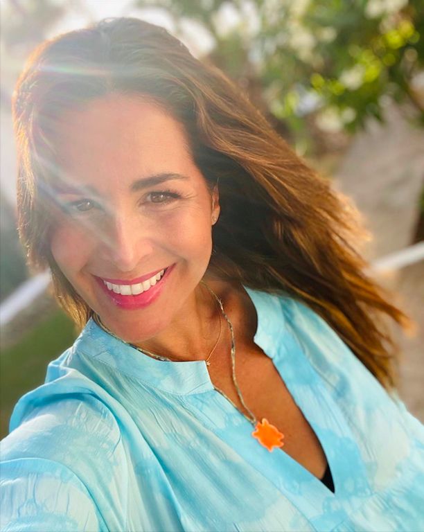 Nuria Roca con vestido tipo caftán en azul turquesa