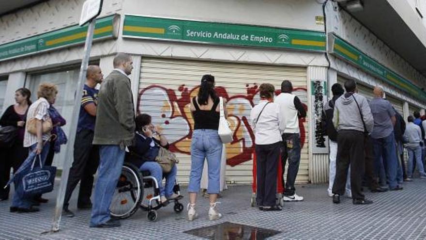 Desempleados en la cola de una oficina del Servicio Andaluz de Empleo (SAE).