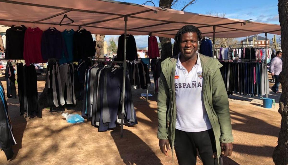 Diallo Ndiaye, en el puesto de ropa deportiva que pone cada miércoles en A Estrada.