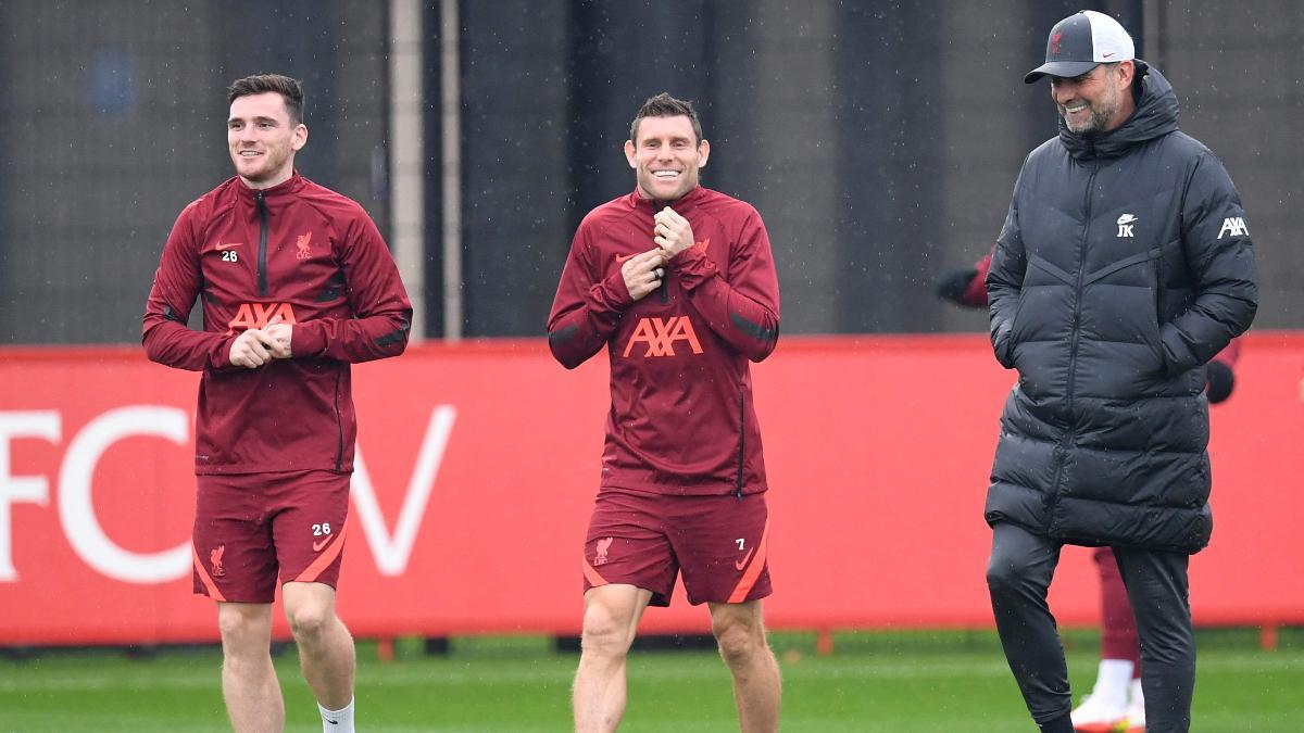 Jürgen Klopp bromea con Milner y Robertson en un entreno con el Liverpool