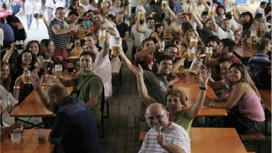 Decenas de visitantes, ayer por la tarde en el Oktoberfest.