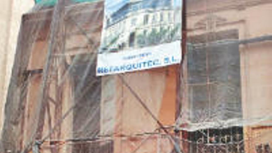 Obras para construir un hotel en la calle Emilio Calzadilla, en Santa Cruz de Tenerife.