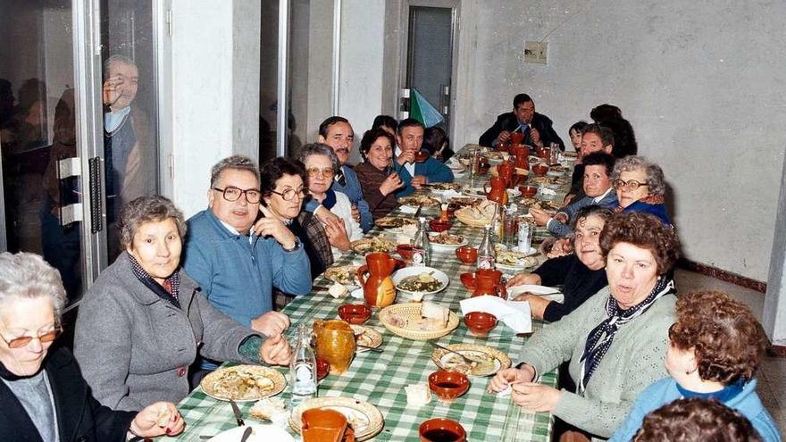 Un grupo de comensales celebra el día grande de la Feira do Cocido con este plato en un restaurante a comienzos de los años 80. // Bernabé
