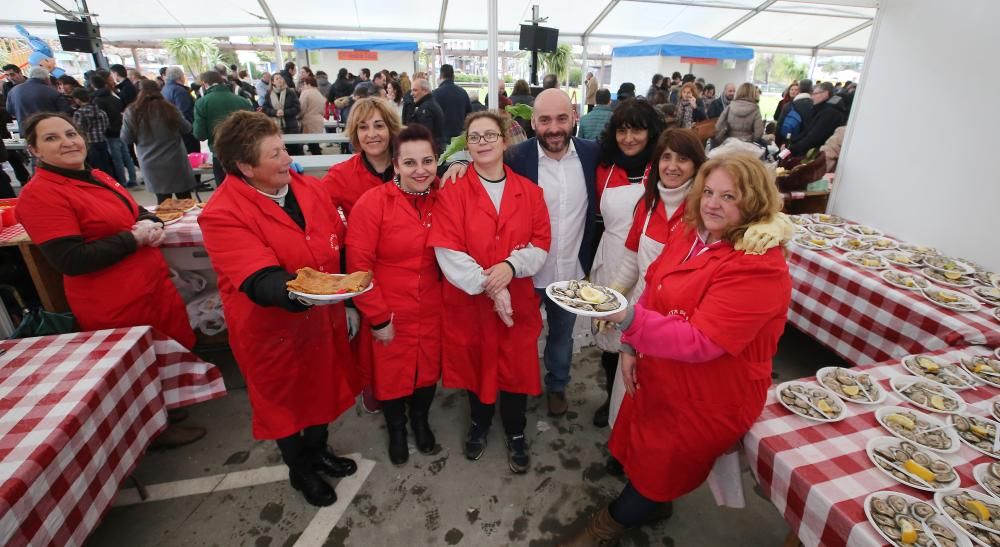 La XXX Festa da Ostra de Arcade ofreció el molusco en tres variedades y con dosis de humor