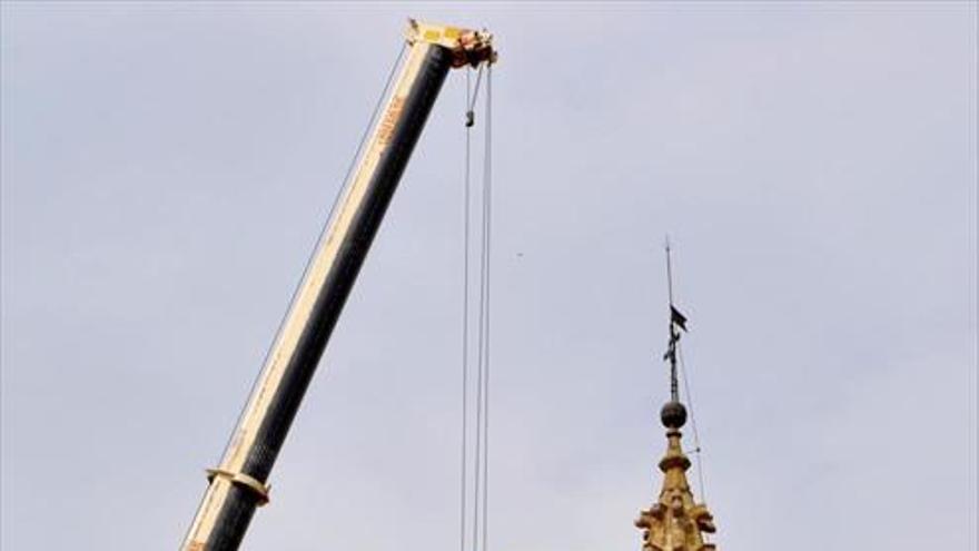 Una grúa retira las seis campanas de la iglesia