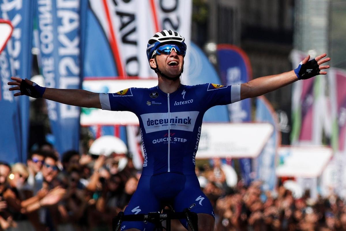 GRAF2320. SAN SEBASTIÁN, 03/08/2019.- El ciclista belga Remco Evenepoel, de 19 años, logra alzarse con la victoria en la 39ª Carrera Clásica Ciclista de San Sebastián, comprendida por 227.3 km de recorrido y en la que fue beneficiado por el abandono a mitad de carrera del gran favorito para el triunfo y vencedor en 2018, el francés Julian Alaphilippe. EFE/ Javier Etxezarreta