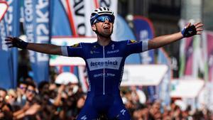 GRAF2320. SAN SEBASTIÁN, 03/08/2019.- El ciclista belga Remco Evenepoel, de 19 años, logra alzarse con la victoria en la 39ª Carrera Clásica Ciclista de San Sebastián, comprendida por 227.3 km de recorrido y en la que fue beneficiado por el abandono a mitad de carrera del gran favorito para el triunfo y vencedor en 2018, el francés Julian Alaphilippe. EFE/ Javier Etxezarreta