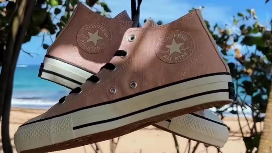 El motivo por el que las zapatillas &#039;Converse&#039; tienen dos agujeros en los laterales te sorprenderá