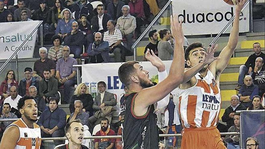 Fran Guerra trata de impedir la entrada a canasta de un rival del Leyma Coruña ayer en el Palacio de los Deportes de Riazor.