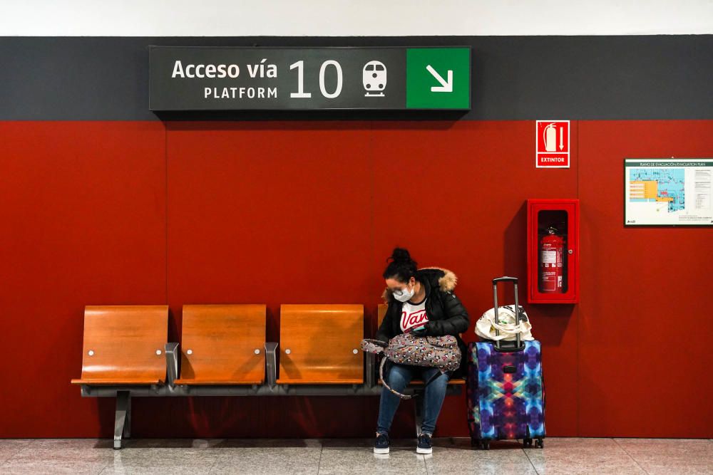 Reparto de mascarillas en la estación de metro del Perchel y en la estación de Cercanías María Zambrano, este lunes con el reinicio de la actividad laboral no esencial.