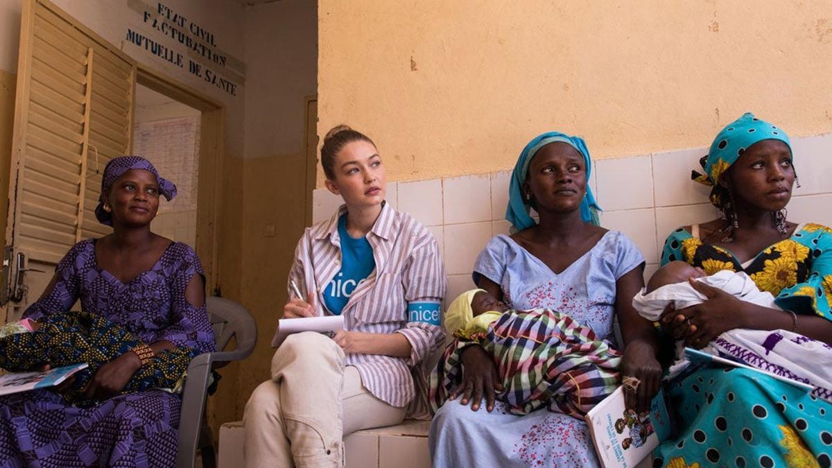 Gigi Hadid en su visita a Senegal junto a UNICEF
