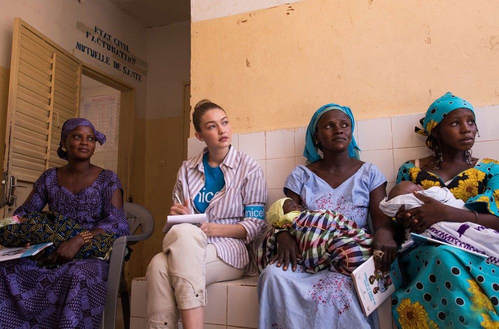 Gigi Hadid en su visita a Senegal junto a UNICEF