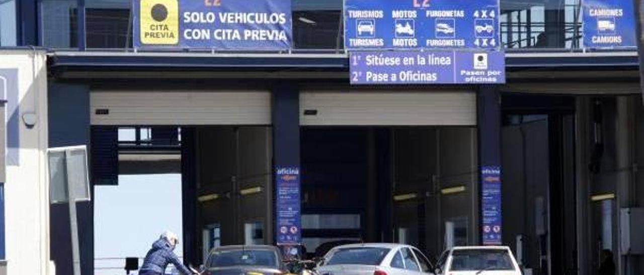 Automóviles y motocicletas hacen cola para pasar la ITV en Alzira.