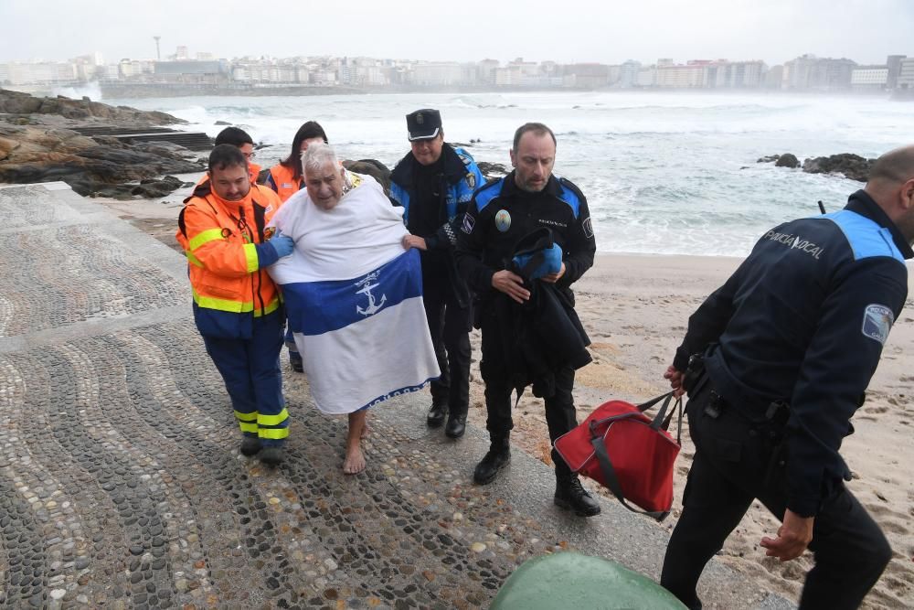 El 092 rescata a un bañista de 90 años en Riazor