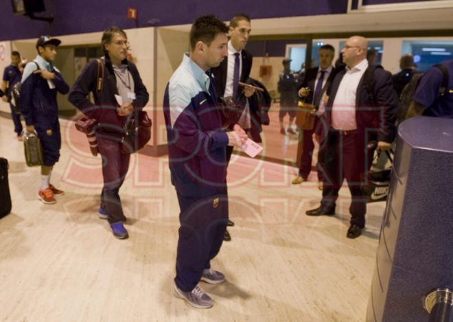 Messi, triste y abatido en el aeropuerto de Sevilla