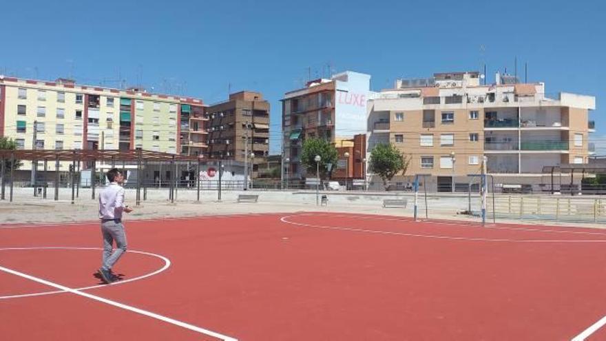 El alcalde, Rafa García, supervisando las obras del campo de fútbol sala.