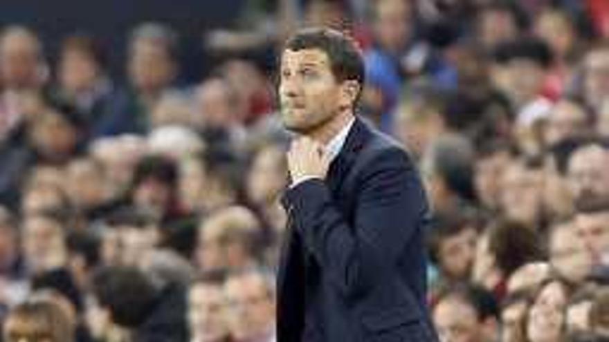 Javi Gracia, pensativo ayer durante el duelo en San Mamés.