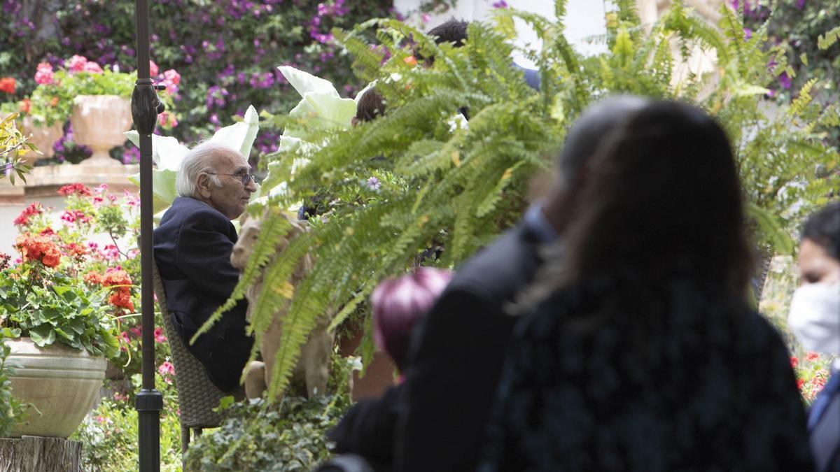 Francisco Brines en los jardines de l'Elca, semanas antes de su fallecimiento.