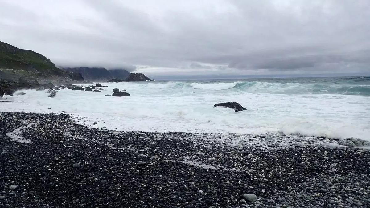 Las rocas de peridotita que forman los acantilados de Vixía Herbeira son las que le dan el color negro a este arenal
