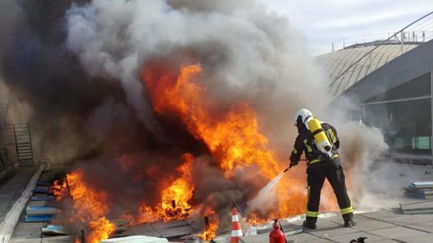 Un incendio obliga a desalojar el aeropuerto de Alicante-Elche