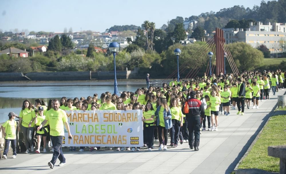 Una marea de camisetas amarillas recorre el paseo marítimo de O Burgo en Culleredo para recaudar fondos destinados a proyectos educativos de África.