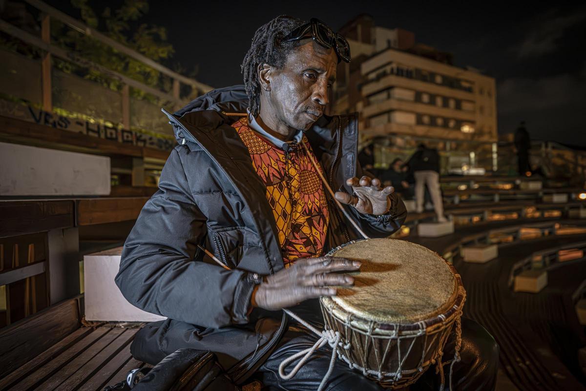 Retrato de Ila Zaion, de 52 años, natural de Guinea Bissau y músico de 'reggae'.