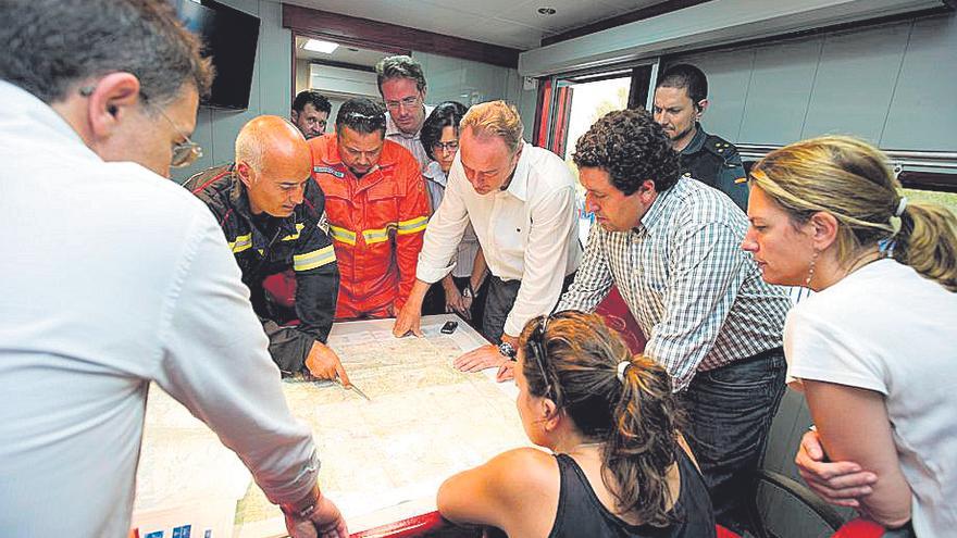 Alberto Fabra, por aquel entonces president de la Generalitat, en el puesto de mando instalado en Bejís.