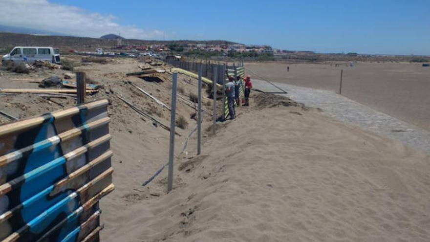 El refuerzo del vallado que delimita la parcela hotelera del paseo marítimo afecta al dominio público, según Salvar La Tejita.