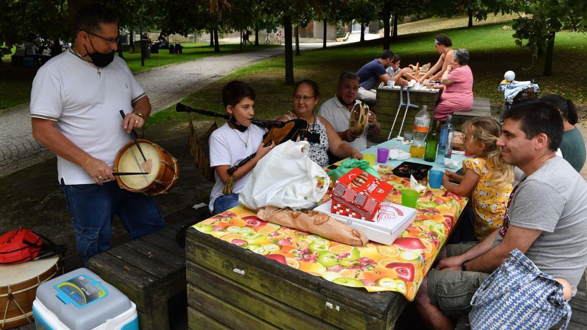 Familias comendo nas mesas de Santa Margarida o ano pasado na data da romaría.