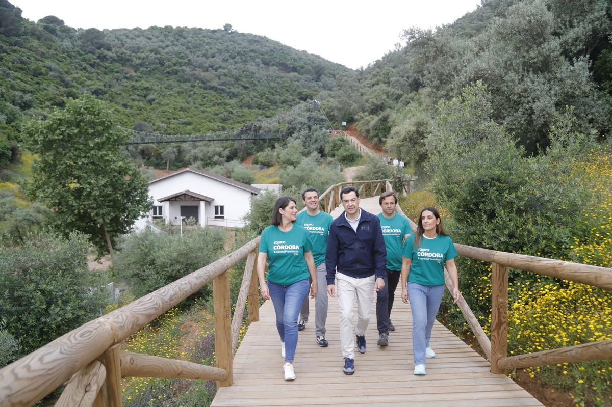 Juanma Moreno hace campaña en el cinturón verde de Córdoba