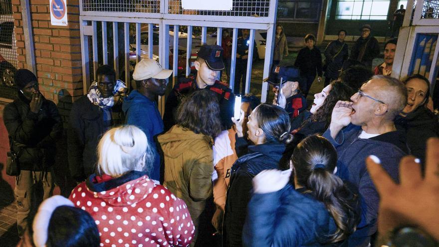 Un grupo de vecinos bloquea la entrada en la parroquia de Badalona donde deben pernoctar desalojados del B9