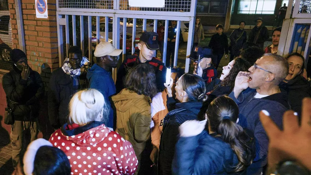 La protesta de unos vecinos impide que los desalojados del B9 de Badalona pasen la noche en una parroquia