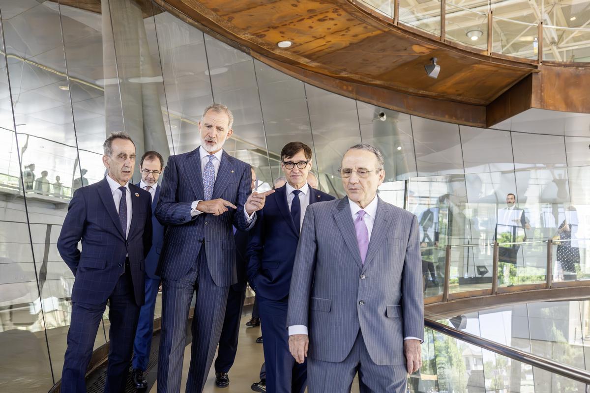 El Rey Felipe VI junto a Javier Moll, presidente de Prensa Ibérica a su llegada al Foro Económico y Social del Mediterraneo. El Rey Felipe VI junto a Javier Moll, presidente de Prensa Ibérica a su llegada al Foro Económico y Social del Mediterraneo.